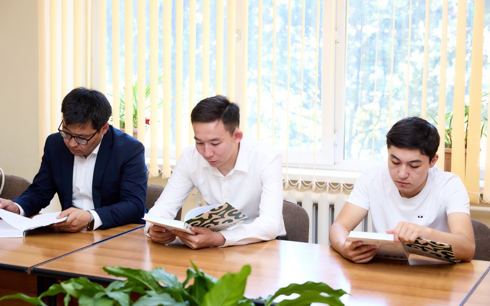 ӘБІШ КЕКІЛБАЕВТЫҢ «ЕЛЕҢ-АЛАҢ» РОМАНЫ KazNARU ҒЫЛЫМИ КІТАПХАНАСЫ ҚОРЫНА ТАБЫСТАЛДЫ